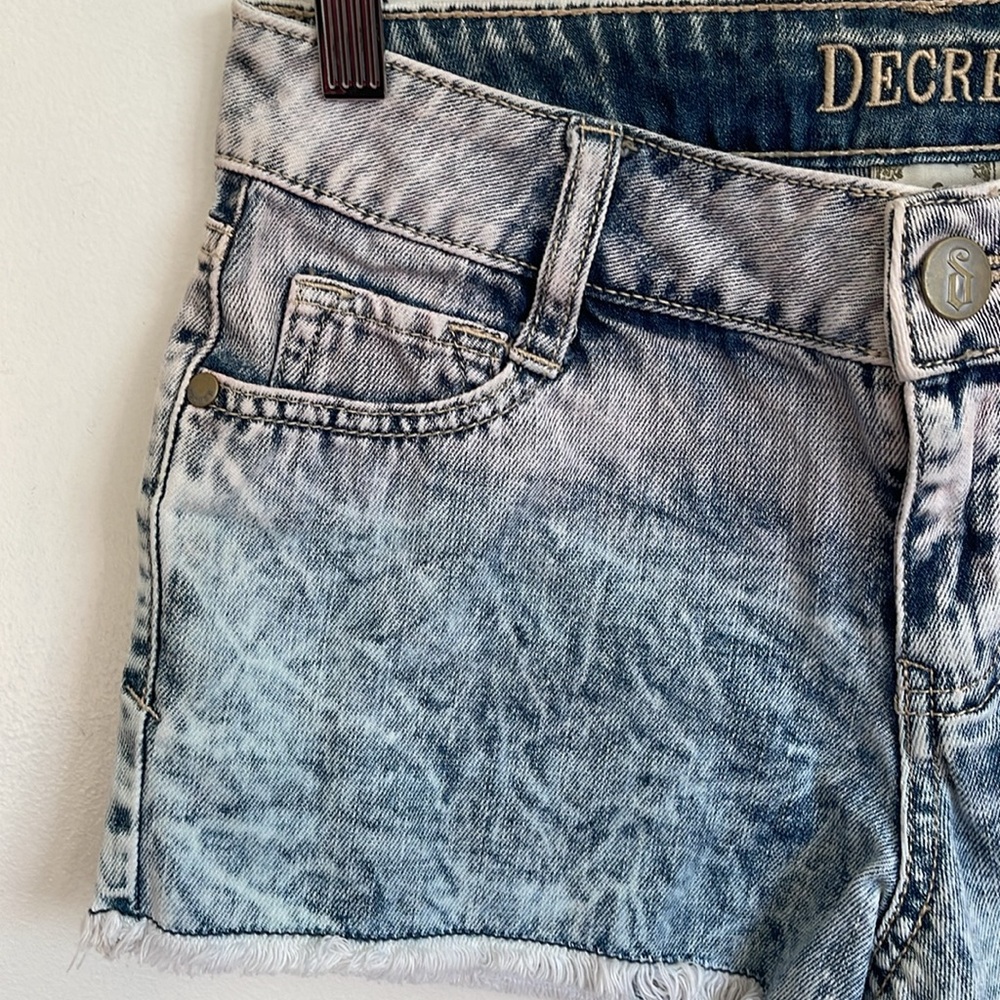 Decree Junior’s Pink Ombré Acid Wash Distressed Retro Cutoff Denim Jean Shorts - Picture 3 of 11